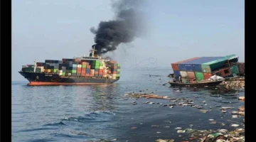 غرق سفينة إماراتية في مضيق هرمز يلقي بهواتف آيفون وبضائع في البحر